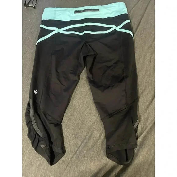 lululemon womens size 8Lulu Cropped Capri Pants Black Blue Euc - Picture 3 of 5